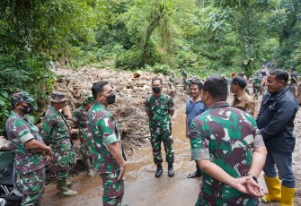 Danrem 071/Wijayakusuma, Kolonel Inf Dwi Lagan Safrudin, S.I.P, turun langsung melakukan peninjauan di lokasi bencana tanah longsor, Jumat (21/1/2022). 