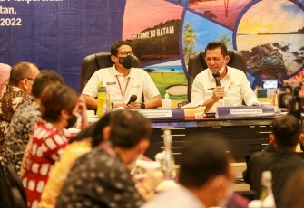 Menparekraf RI Sandiaga Uno didampingi Gubernur Kepri H. Ansar Ahmad saat memimpin Video Conference Meeting Travel Bubble 