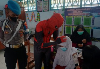 Polsek Pekalongan Selatan, Koramil dan Petugas Puskesmas menggelar vaksinasi anak di SD Negeri 4 Kradenan