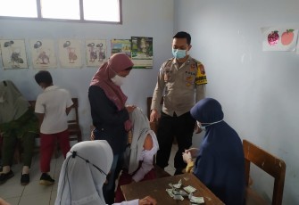 Polsek Patean monitoring pelaksanaan vaksinasi dosis I dan II Sinovac untuk anak usia 6-11 tahun di Desa Pagersari 
