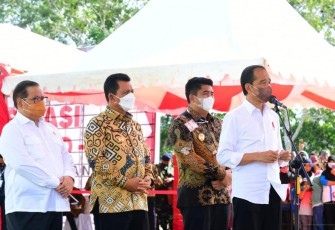 Presiden Joko Widodo saat meninjau kegiatan vaksinasi Covid-19, di Gedung Community Center, Kota Baru, Kecamatan Teluk Sebong, Kabupaten Bintan, Kepulauan Riau