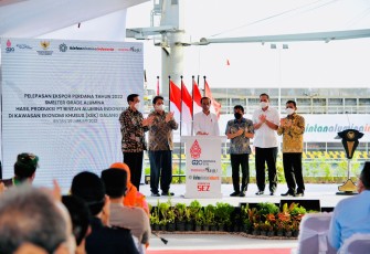 Presiden RI, Ir.Joko Widodo, saat melepas ekspor perdana SGA hasil produksi PT. BAI di KEK Galang Batang, Bintan