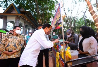 Presiden Joko Widodo mengakhiri kunjungan di Kepri dengan membagikan bantuan kepada pedagang di Taman Batu 10, Bintan Center, Tanjungpinang