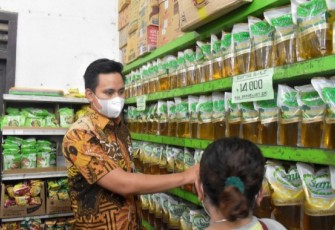 Bupati Kendal Dico M. Ganinduto, saat melakukan sidak harga dan stok minyak goreng di Swalayan Sama Jaya, Weleri