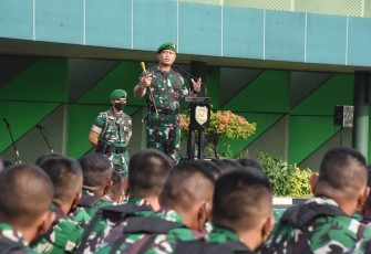 Pangdam Jaya, Mayjen TNI Untung Budiharto, saat memimpin Apel Gelar Pasukan Satuan Jajaran Kodam Jaya