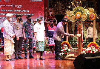 Pengukuhan Bankamda dan Sipandu Beradat, di Bali, oleh Kapolri