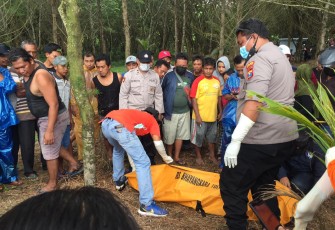 Proses evakuasi tiga anak tenggelam di Tulungagung