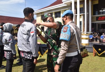 Dandim sematkan jaket saat deklarasi