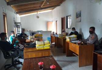 Sambang desa oleh anggota Polsek Patean dan Bhabinkamtibmas, di Balai Desa Pakisan 