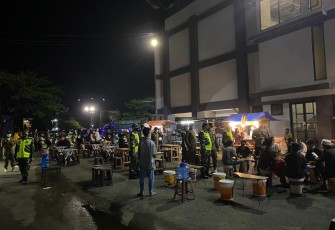 Petugas gabungan Tulungagung saat Pamor Keris
