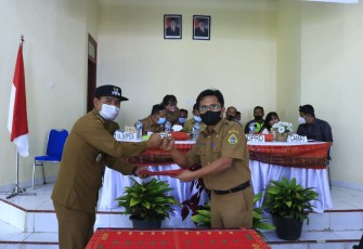 Ket. Foto: Penyerahan Berita Acara Musrenbang Kecamatan Sianjur Mulamula