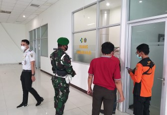 Personel Provost terus lakukan pengamanan dalam kelancaran uji swab antigen covid di bandara Tjilik Riwut