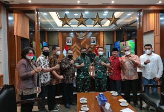 KSAD Dudung Abdurachman bersama Ketua Umum dan pengurus SMSI Pusat, di Mabes TNI AD
