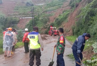 Jalur Dieng terhambat tanah longsor