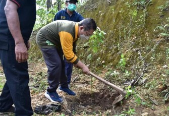 Pj Sekda Trenggalek, Dr. Andriyanto, saat menanam pohon Alpukat di Desa Kerjo Kecamatan Karangan, Trenggalek, Jum'at (18/2/2022) (Foto : Hardi Rangga, klikwarta.com)