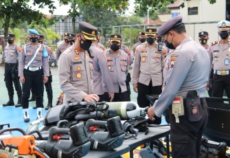 Kapolres Karanganyar, AKBP Danang Kuswoyo, saat melakukan pengecekan peralatan milik SAR Polres Karanganyar di Lapangan Wirasatya, Senin (21/2/2022) pagi.