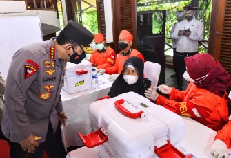 Kapolri Jenderal Listyo Sigit Prabowo, saat meninjau pelaksanaan akselerasi vaksinasi di objek Wisata Taman Bunga Nusantara, Cianjur, Jawa Barat,