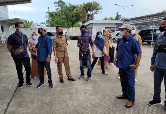 Ketua Komisi III DPRD Kota Bengkulu Dediyanto saat sidak ke gudang Indomarco.