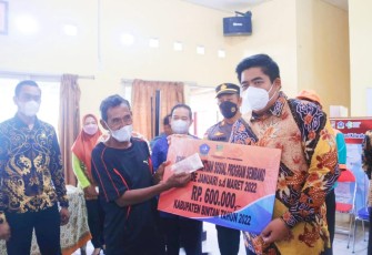 Plt Bupati Bintan, Roby Kurniawan, saat menyerahkan bantuan di Aula Kantor Lurah Kijang Kota