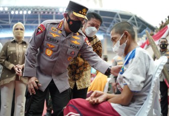 Kapolri Jenderal Listyo Sigit Prabowo, saat meninjau pelaksanaan akselerasi vaksinasi di GOR Kajang, Kayu Agung, Kabupaten OKI, Sumsel