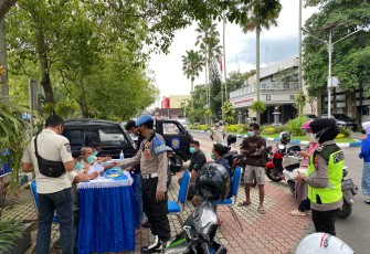 Operasi Yustisi Pamor Keris pengetatan Prokes, di depan Kantor Bupati Tulungagung