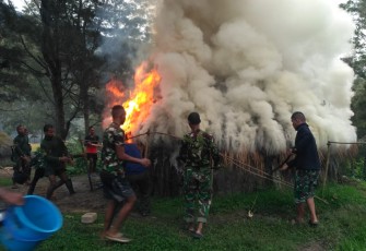 Honai warga terbakar