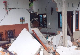 Salah satu rumah warga Kampung Rawang Jorong Bukit Lintang, Pasaman, yang rusak akibat gempa 