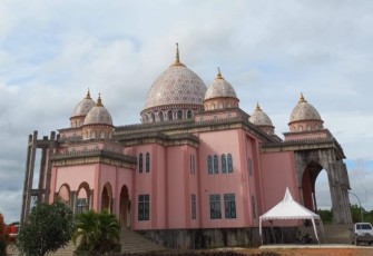Masjid An-Nur Kecamatan Gunung Kijang, Kabupaten Bintan, atau lebih dikenal Masjid Pink