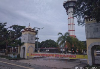 Warning line bertuliskan "Dilarang Masuk dan Beraktivitas di Area View Tower" telah terpasang di lapangan Merdeka Kota Bengkulu