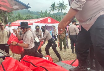 Jajaran Polres Pasaman bersama Dinas Sosial, mendirikan 10 unit tenda pengungsian 