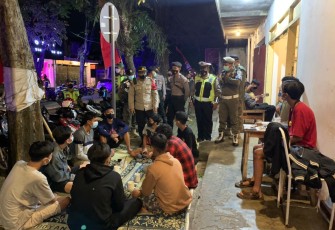 Petugas mengunjungi cafe, rumah makan dan angkringan
