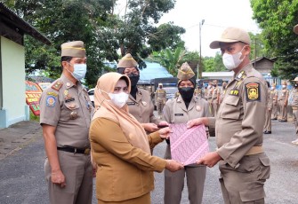Wali Kota Tanjung Pinang saat menyerahkan penghargaan kepada anggota Sat Pol PP berprestasi