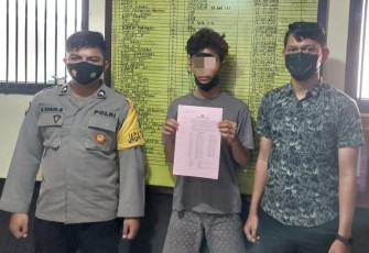 Foto : Pelaku pencurian dalam mobil (tengah)