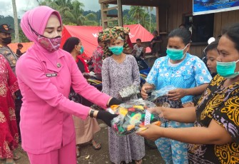 Bhayangkari Polres Pasaman, saat menyerahkan bantuan kepada warga terdampak gempa