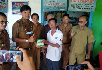 Dinas Pertanian Kabupaten Seluma, saat mendistribusikan bantuan benih Padi