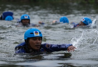 Pemuda Barisan Reaksi Cepat Rescue DPW Partai NasDem Jawa Timur, saat menjalani latihan