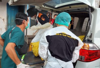 Proses evakuasi jenasah korban oleh petugas untuk dibawa ke RSUD dr. Iskak Tulungagung