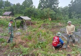 Pembersihkan makam bersama warga  di perbatasan