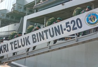 KRI Teluk Bintuni-520 Dukung Serpas Yonif Khusus 136/Tuah Sakti