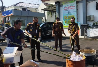 Pemusnahan barang bukti hasil tindak pidana narkoba dan kejahatan, di halaman Kejari Karanganyar