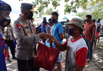 Kapolda Kalteng Berikan Bantuan Sosial Kepada Masyarakat Pesisir Kabupaten Kobar