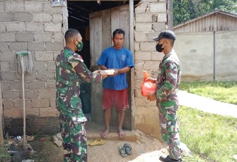 Pembagian  Nasi Kotak Kepada Warga 