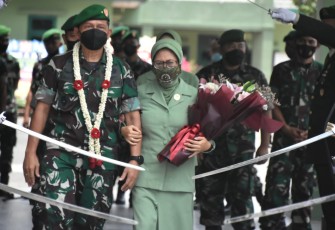 Tradisi Pedang Pora dan Tarian Adat Dayak Sambut Danrem 091/ASN