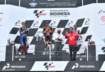 Usai penyerahan trofi, Presiden RI Ir H Joko Widodo foto bersama Dorna dan Sang Juara Event MotoGP Mandalika.