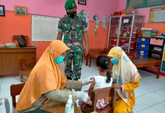 Babinsa Koramil Geneng Dampingi Vaksinasi Anak di Wilayah Binaannya