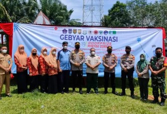 Foto bersama saat selesai peninjauan pos vaksinasi, Senin (21/03).