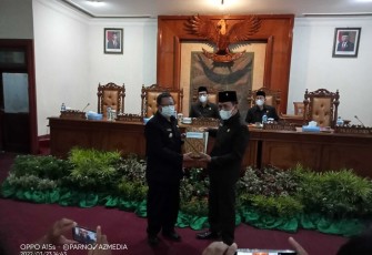 Penyerahan secara simbolis usai rapat paripurna