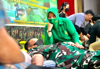 Aksi Danrem 121/Abw, Donorkan Darahnya di Bhakti Sosial HUT Persit Ke-76