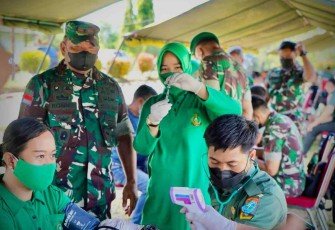 Sambut HUT Persit Ke-76, Danrem 121/Abw Gelar Baksos Donor Darah dan Vaksinasi