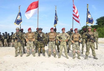 Pangkoarmada III Bersama Pasukan Elit TNI Angkatan Laut (Kopaska) Menyerbu Pulau Damar
